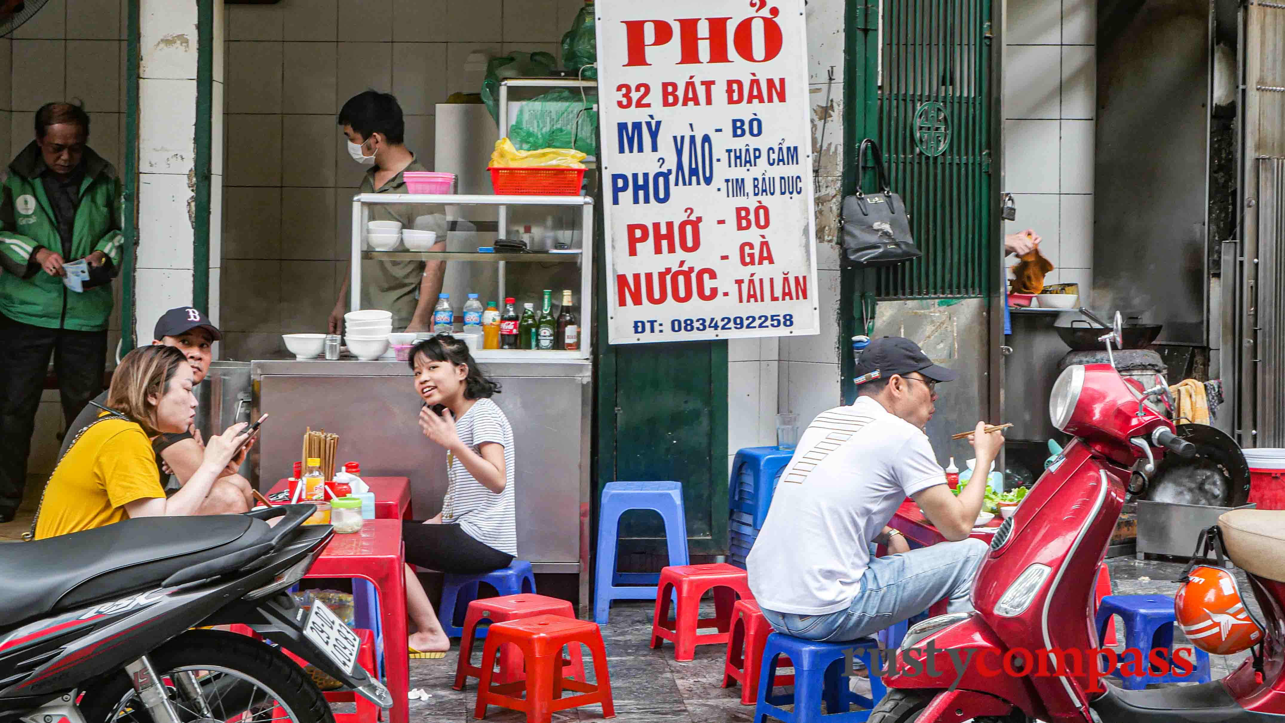 Hanoi - motorbikes, streetfood and energy